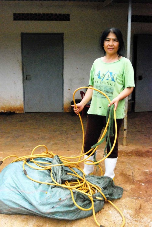 Bà Phạm Thị Thu Huyền ở gần cầu treo suối cát ĐạmB’ri chuẩn bị cả trăm mét dây để cứu người và tài sản rủi khi họ gặp tai nạn tại cầu