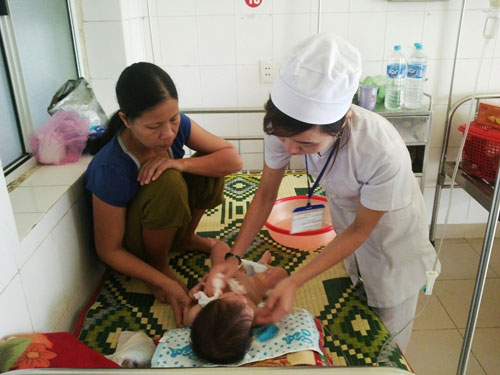 Bệnh nhi nhiễm sởi đang được chăm sóc kỹ càng tại BV đa khoa tỉnh Quảng Trị
