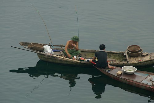 Chăng lưới, thả câu là nghề chính của bà con