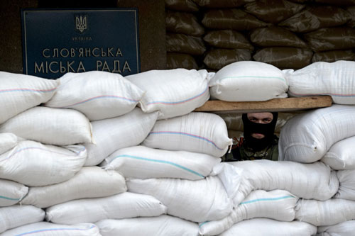 Một tay súng thân Nga ở Slavyansk - Ảnh: AFP