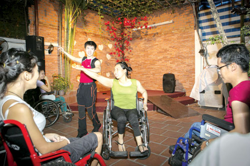 Những học viên khuyết tật đang thực hiện bài khiêu vũ  Ảnh: T.T