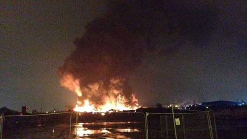 Ngọn lửa khổng lồ bao trùm nhà máy hóa chất - Ảnh chụp từ clip