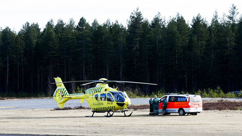 Trực thăng và xe cứu thương tại sân bay Jamijarvi sau vụ tai nạn - Ảnh: AFP