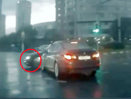 Chiếc BMW bị “xe ma” cắt mặt - Ảnh chụp từ clip