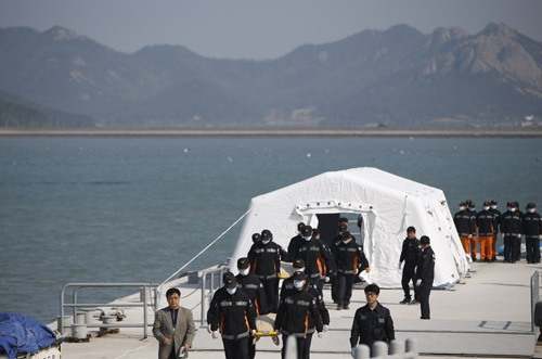 Lực lượng cứu hộ khiêng thi thể hành khách phà Sewol - Ảnh: Reuters