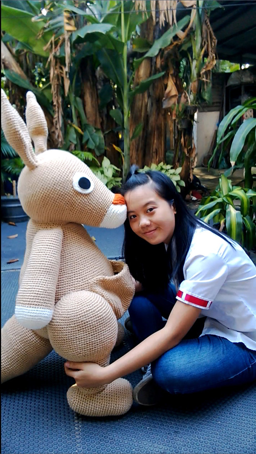 Nguyễn Thị Thanh Vy với sản phẩm thú bông len của mình