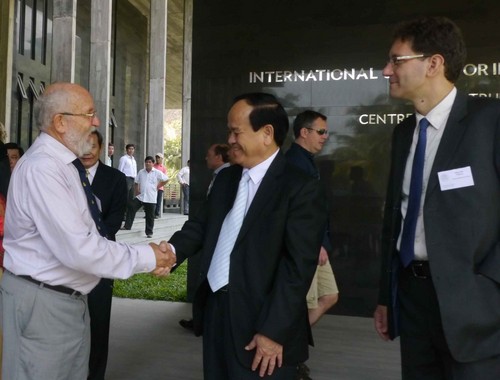 GS Michel Mayor trò chuyện với Bí thư Tỉnh ủy Bình Định Nguyễn Văn Thiện và ông Fabrice MAURIÈS, Tổng lãnh sự Cộng hòa Pháp
