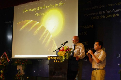 GS Michel Mayor trình bài về sơ lược về các hành tinh ngoài hệ mặt trời tại hội nghị