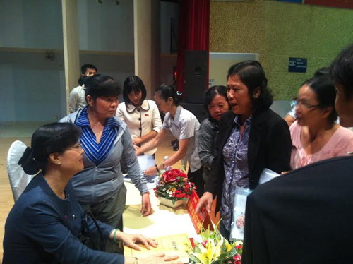 Sau buổi tiếp xúc cử tri, nhiều người dân tiếp tục phản ảnh ý kiến với bà Nguyễn Thị Quyết Tâm (ngoài cùng bên trái), Chủ tịch HĐND TP.HCM, ĐBQH khóa 13