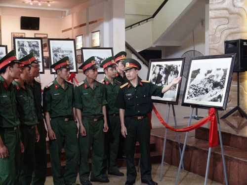 Đông đảo cán bộ chiến sĩ và nhân dân đến tham quan triển lãm