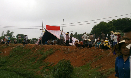 Hàng trăm người dân ngăn chặn lối ra vào trang trại Yên Tâm - Ảnh: N.M