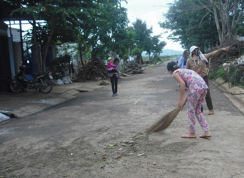 Người dân khu qui hoạch dân cư lô 90 tự quét dọn thu gom sâu