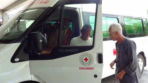 Trong ảnh là ông Quách Thiên Đức (áo trắng - 58 tuổi), tài xế “già” nhất và phục vụ xe cấp cứu đã 11 năm liên tục