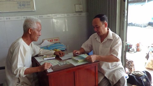 Thứ 5 hàng tuần, anh Trương Minh Lý (bên phải - một chủ tiệm ống nước) tình nguyện đưa bệnh nhân tâm thần đi khám bệnh bằng xe cấp cứu miễn phí