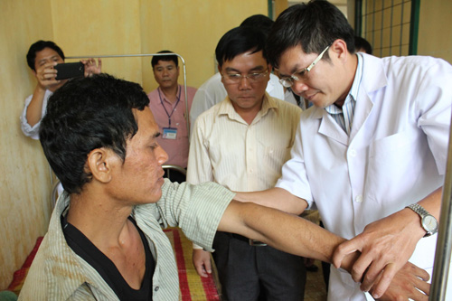 Anh Phạm Văn Trói (37 tuổi, ở thôn Làng Rêu, xã Ba Điền, huyện Ba Tơ), một bệnh nhân vừa tái phát bệnh lạ