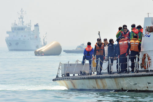 Thân nhân hành khách mất tích đến hiện trường vụ chìm phà - Ảnh: AFP