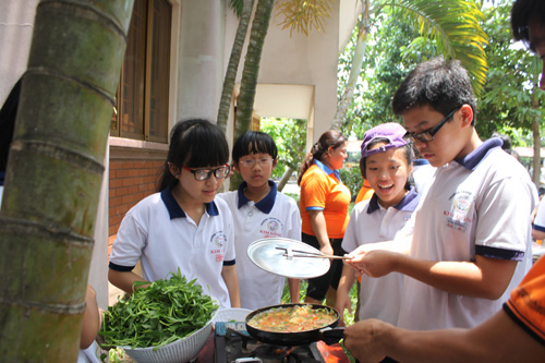 Học sinh tự đi chợ, tự nấu bữa ăn cho cả nhóm - Ảnh: Nguyễn Như