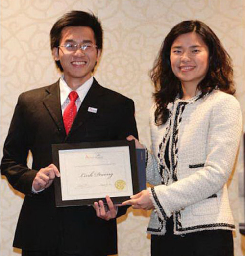 Dương Văn Linh nhận giải Lãnh đạo trẻ xuất sắc tại Hội nghị quốc gia của Hội Lãnh đạo châu Á Ascend 2011 - Ảnh: nhân vật cung cấp