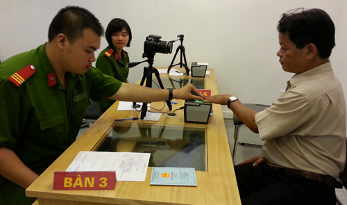 Người dân lấy dấu vân tay làm CMND - Ảnh: Hoàng Trang