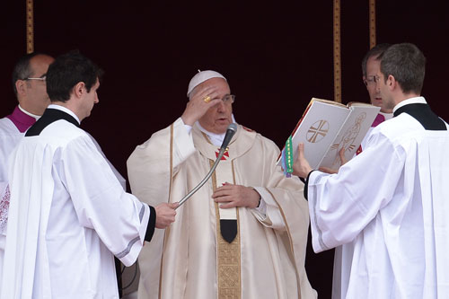 Giáo hoàng Francis thực hiện một nghi thức trong lễ phong thánh - Ảnh: AFP 