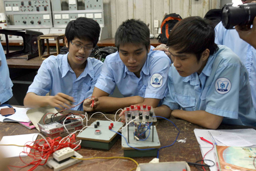 Sinh viên thực hành ngành điện - điện tử - Ảnh: Đào Ngọc Thạch
