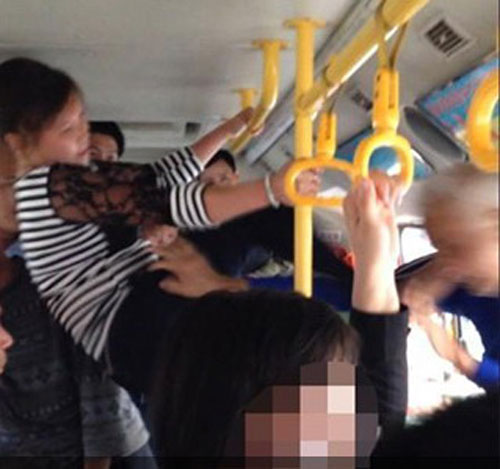 Hành động hung tợn của cô gái trên xe buýt - Ảnh chụp từ clip