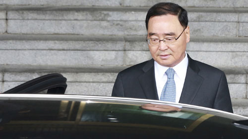 Thủ tướng Chung Hong-won sau khi tuyên bố từ chức - Ảnh: Reuters