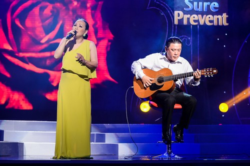 Ca sĩ Hương Giang với 2 ca khúc Sang ngang (Đỗ Lễ) và Nỗi lòng (Nguyễn Văn Khánh)