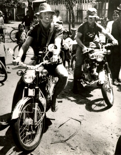 Sean Flynn và Dana Stone trong bức ảnh cuối cùng, họ chuẩn bị lái motor vào vùng giao tranh ở Campuchia. Ảnh được sử dụng làm bìa tác phẩm “Two of the missing” của Perry Deane Young sau này