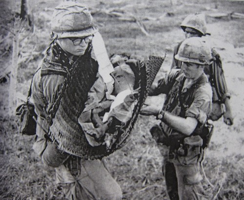 Tác phẩm ảnh của Dana Stone khi ông còn sống và chụp ảnh chiến tranh Việt Nam - Ảnh của ông xuất hiện nhiều lần trên tạp chí Time 2