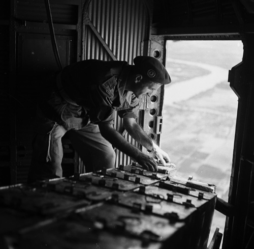 Chuẩn bị ném bom xăng đặc napalm từ máy bay JU 52