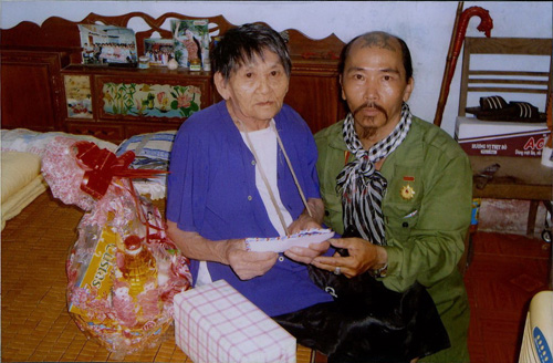 Nghệ sĩ Quang Đạt thăm và tặng quà một Mẹ Việt Nam Anh hùng - 2