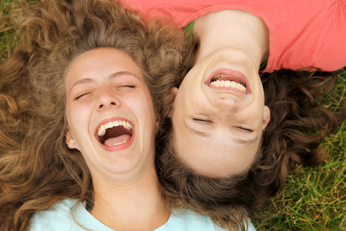 Cười hoặc duy trì những ý tưởng hài hước có thể tăng cường trí nhớ  - Ảnh: Shutterstock