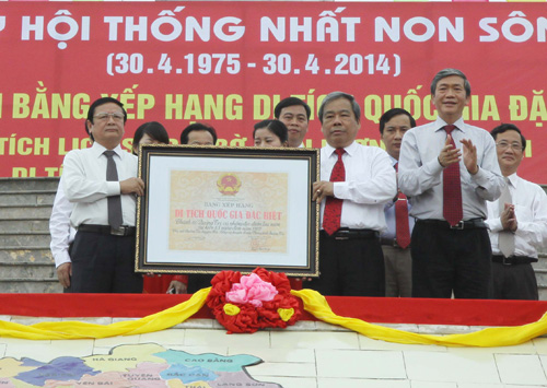 Ông Đinh Thế Huynh trao bằng chứng nhận di tích quốc gia đặc biệt cho lãnh đạo tỉnh Quảng Trị