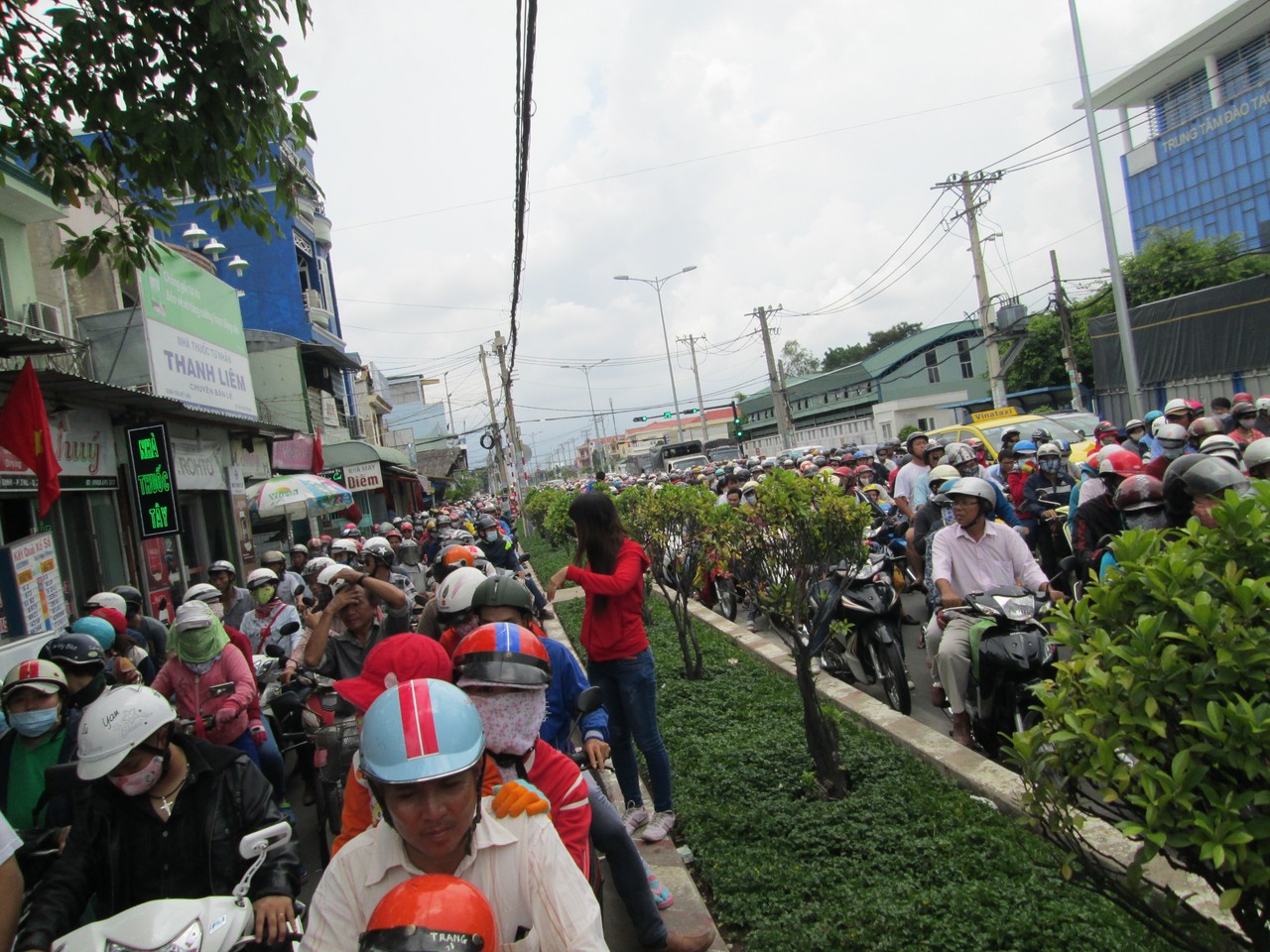 Đường Nguyễn Thị Định, Phà Cát Lái, Q.2 TP.HCM trong tình trạng kẹt xe kéo dài 6km