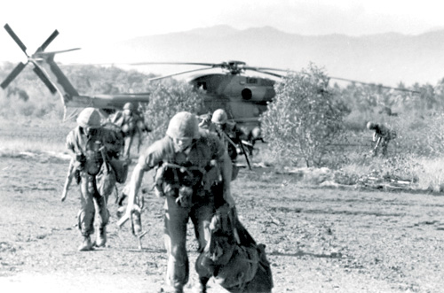 Trực thăng thả lính thủy đánh bộ Mỹ xuống đảo Koh Tang - Ảnh: US Air Force