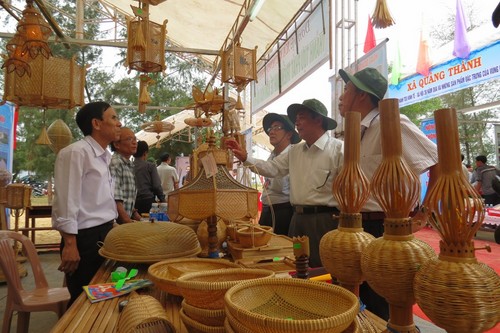 Sản phẩm của làng nghề đan lát Bao La tại hội chợ thương mại thu hút du khách