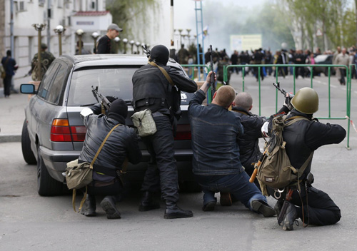 Các tay súng bao vây trụ sở cảnh sát thành phố Luhansk - Ảnh: Reuters