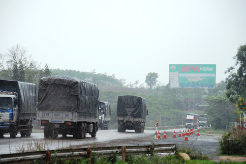 Sau nửa ngày nằm đợi, hàng trăm xe tải vượt trạm cân số 56 nhờ trời mưa