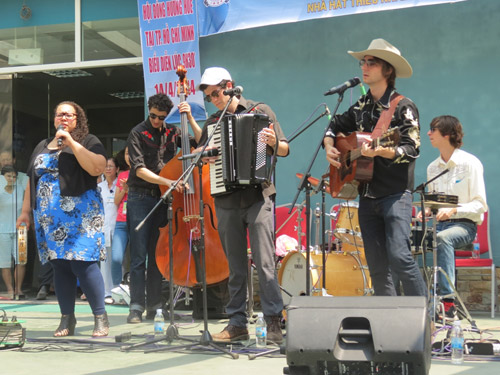 Festival Huế 2014: The Amigos đem âm nhạc vào bệnh viện