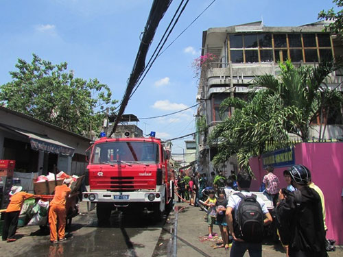 Cháy nhà 3 tầng trong hẻm, cả khu phố náo loạn