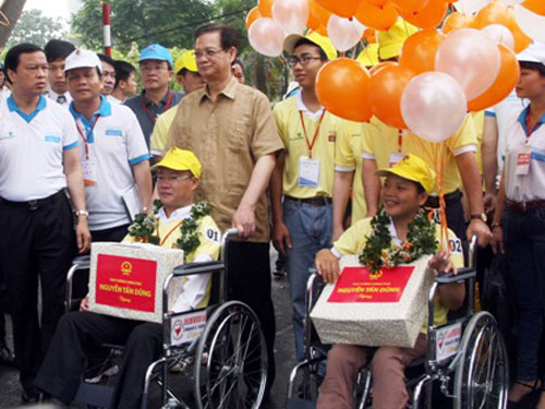 Thủ tướng bộ hành cùng người khuyết tật