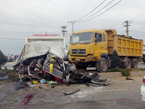 Tai nạn giao thông liên hoàn, 13 người bị thương