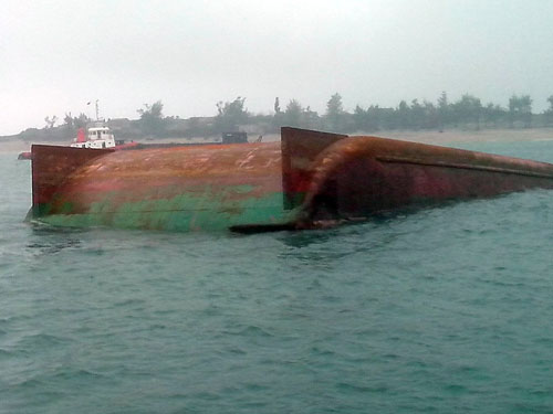 Lật sà lan ở cảng Vũng Áng: 1 người mất tích, 2 người thoát chết