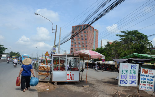 Mua bán lấn chiếm QL1A