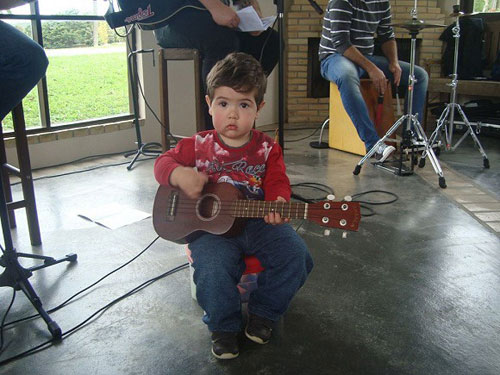 2 tuổi vừa đàn guitar vừa hát
