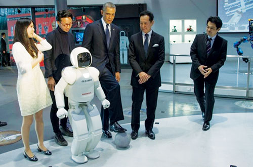 Tổng thống Obama đá bóng với robot