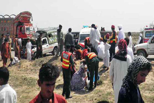 Xe tải lao xuống hẽm núi ở Pakistan, 16 người chết
