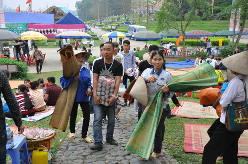 Chen lấn, đội giá ở lễ hội đền Hùng 2