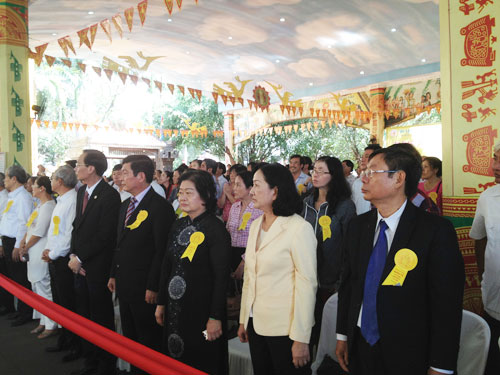 Hơn 10.000 du khách đến dâng hương Giỗ tổ Hùng Vương tại Suối Tiên